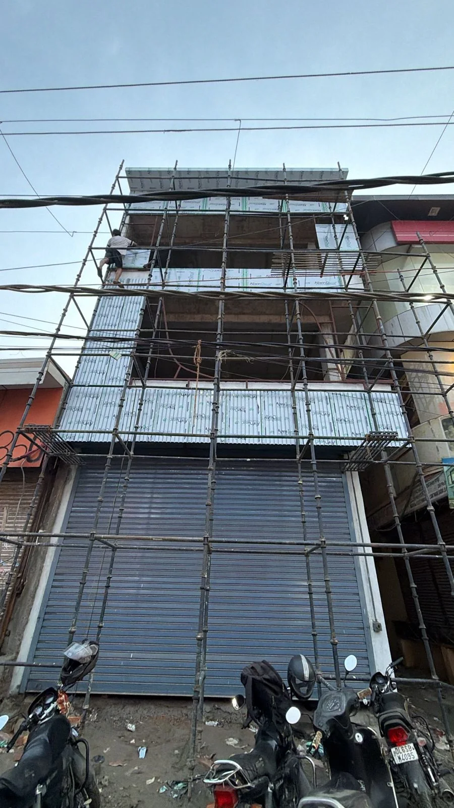 Cladding/substructure progress on scaffold.