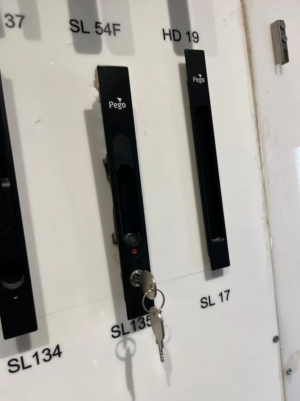 Window handle and hardware display.